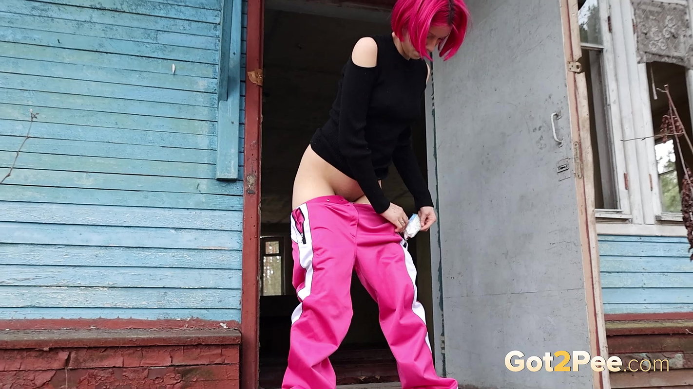 Doorstep Pisser 1080p Got2Pee