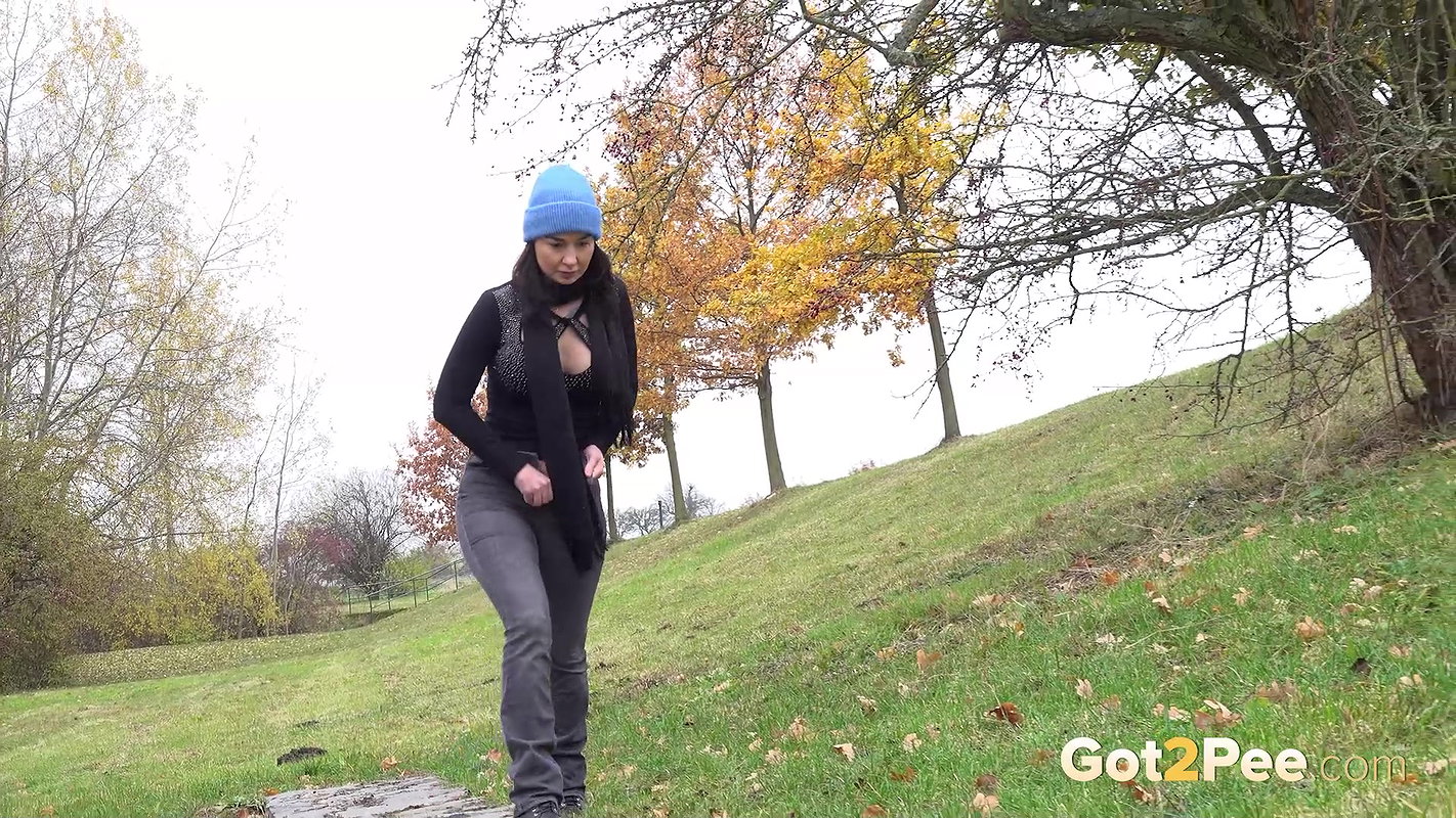 Freya Dee Relieves Her Piss Desperation Outside Got2pee