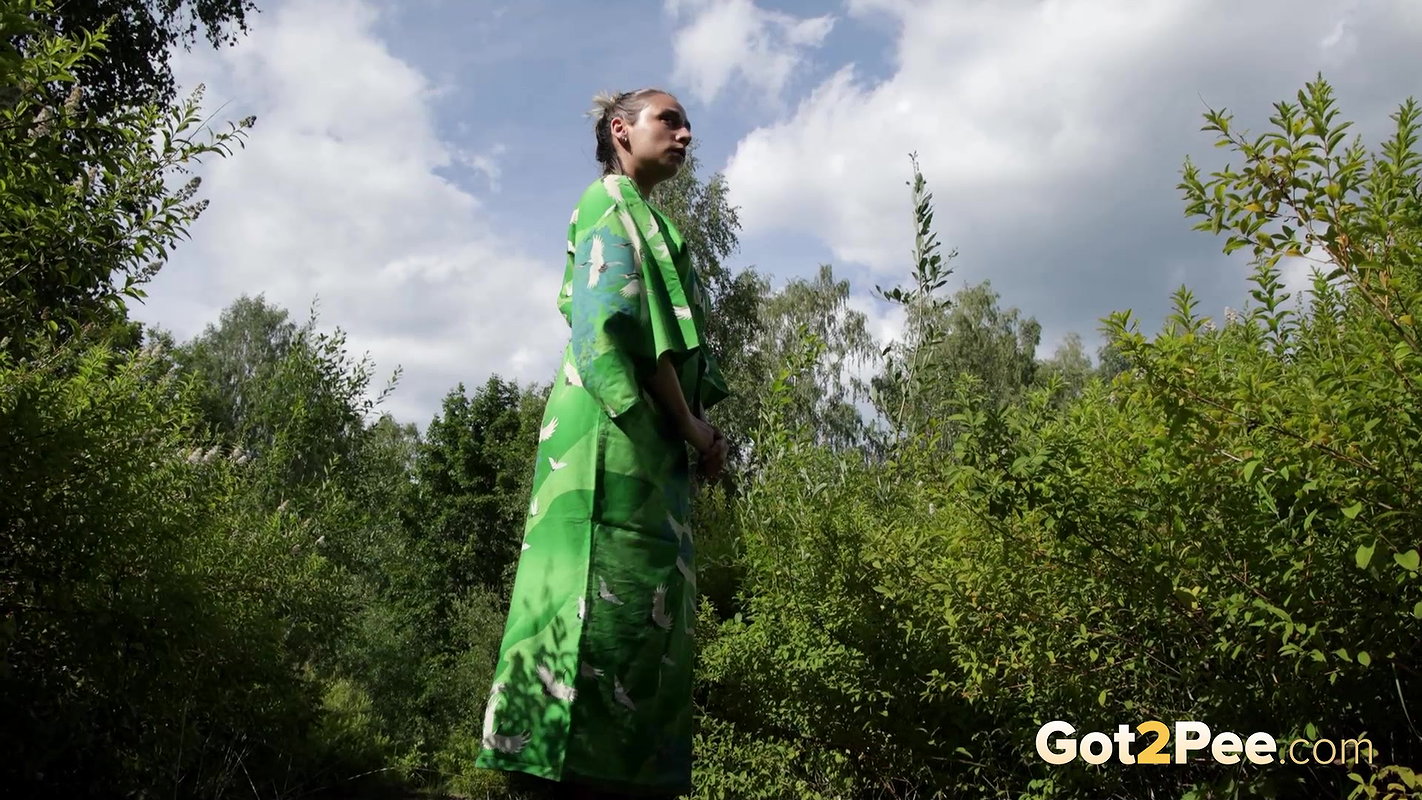 Gorgeous Girl In A Kimono Pees On The Ground Got2pee