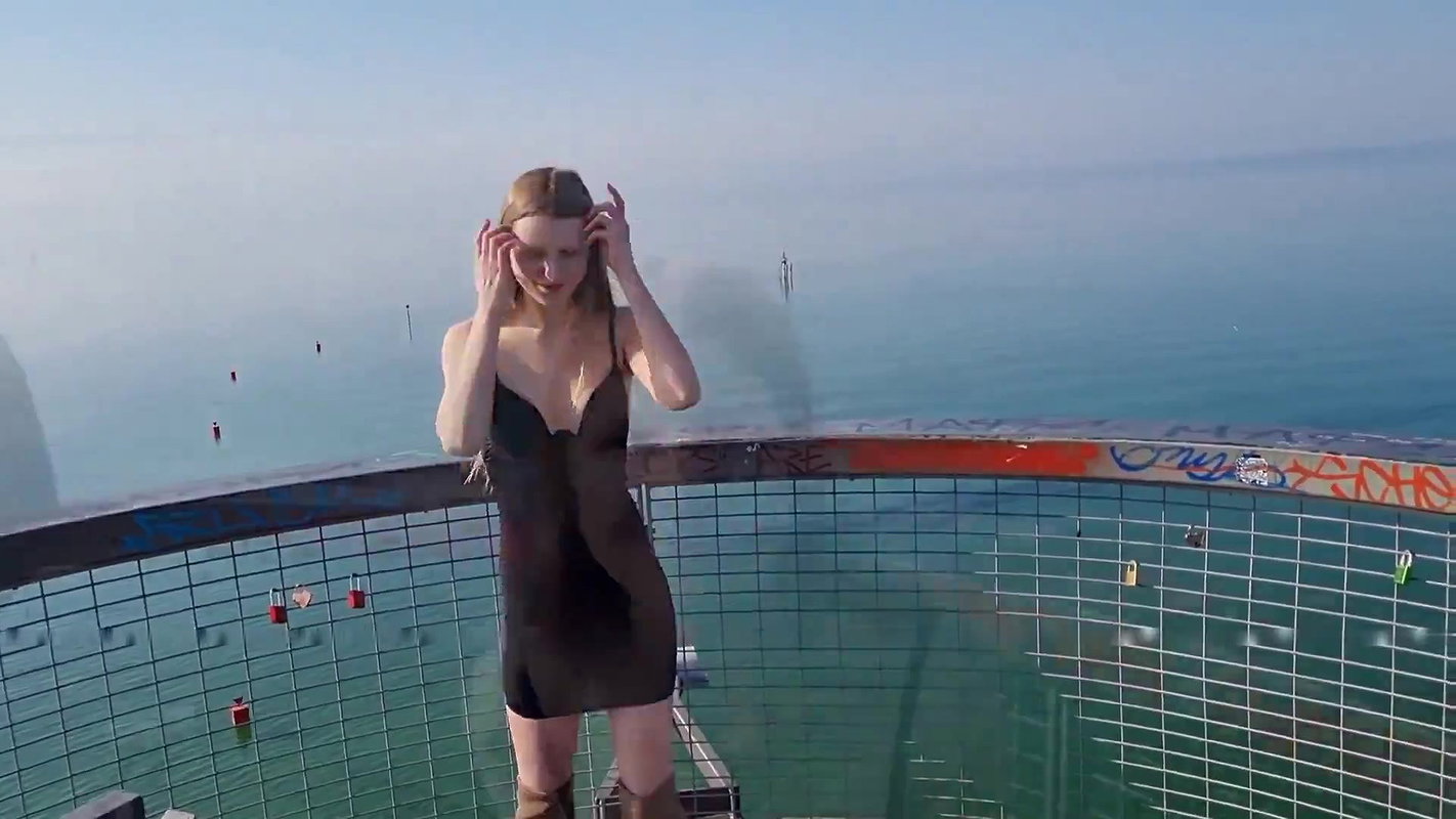 HaneyNanny Public Natursekt Auf dem Ausichtsturm am Bodensee mit Zuschauern