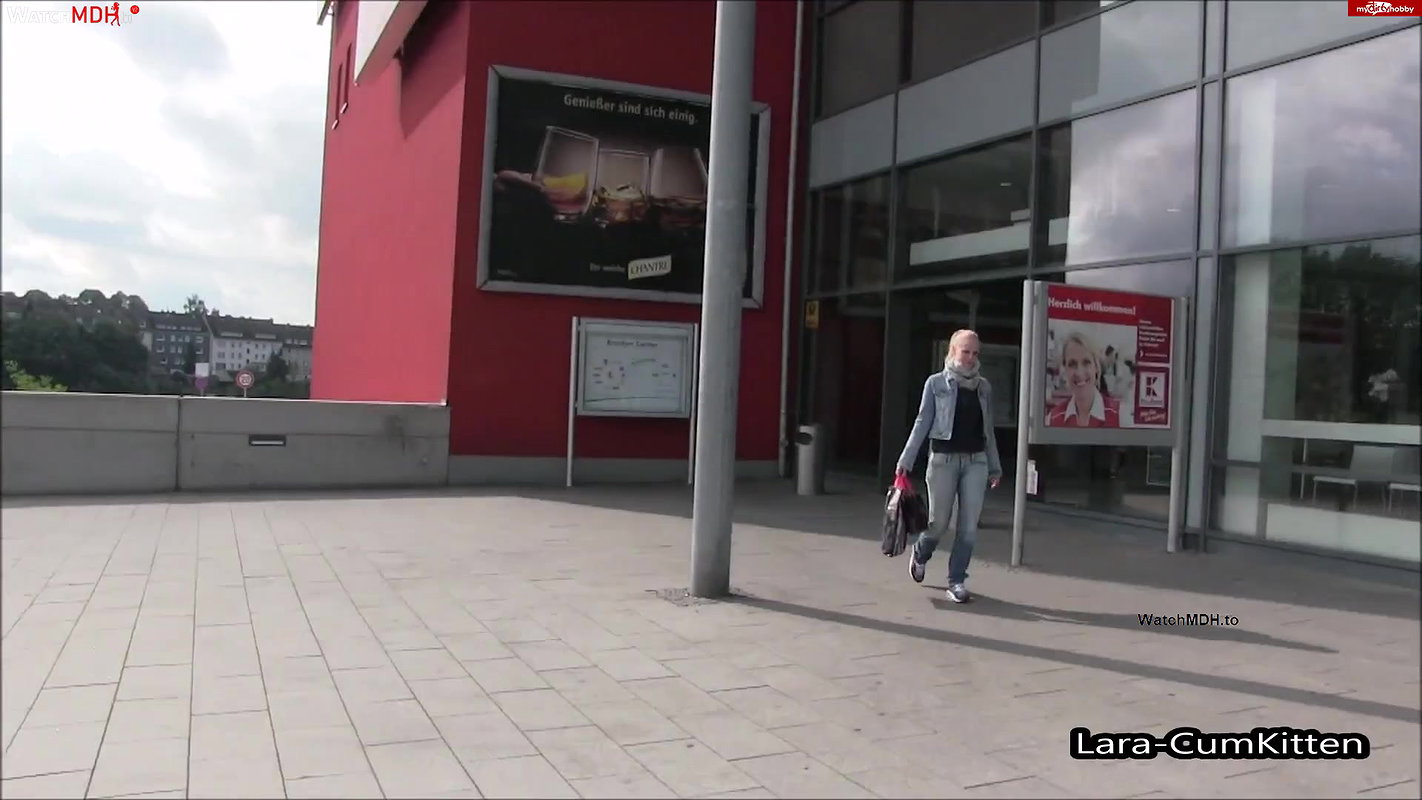 hopping Piss JEANS GIRL pisst sich ein Shopping Piss JEANS GIRL pisses herself