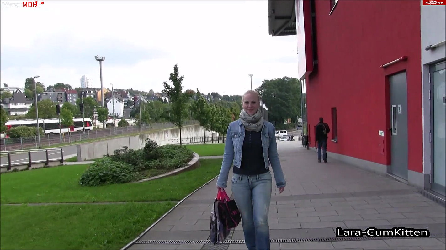 hopping Piss JEANS GIRL pisst sich ein Shopping Piss JEANS GIRL pisses herself
