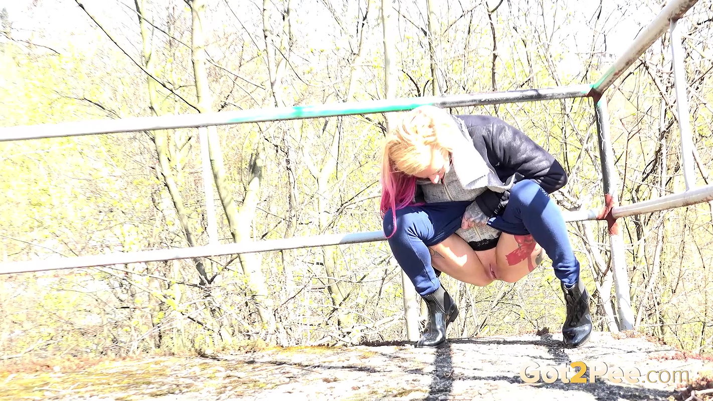 Hot Blonde Pulls Down Denims To Piss Outside Got2pee