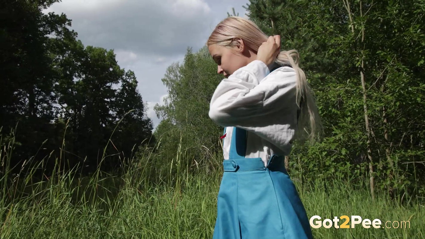 Hot Blonde Sprays Her Pee Streams Over A Mirror Got2pee