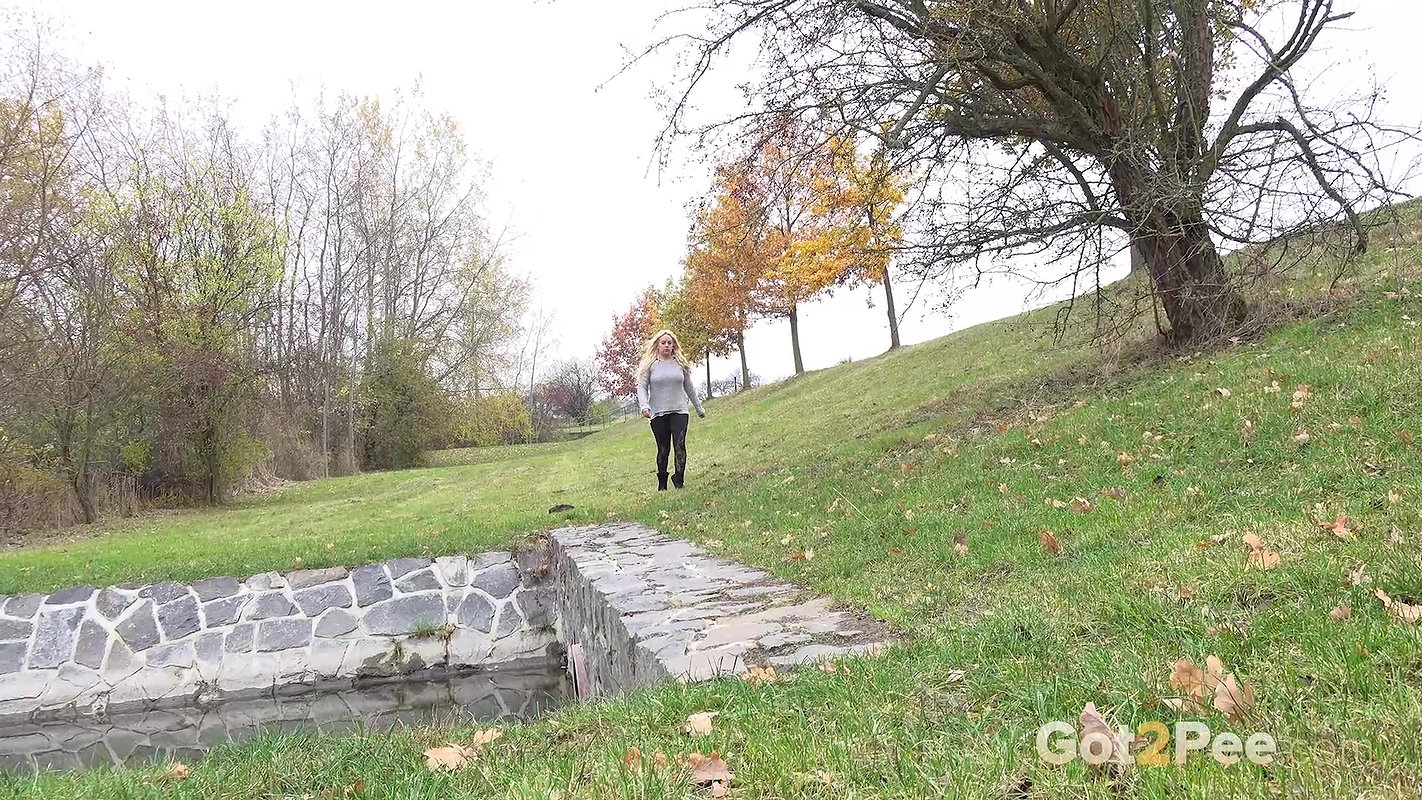 Hot Blonde Squats And Pees Over The Gras Got2pee
