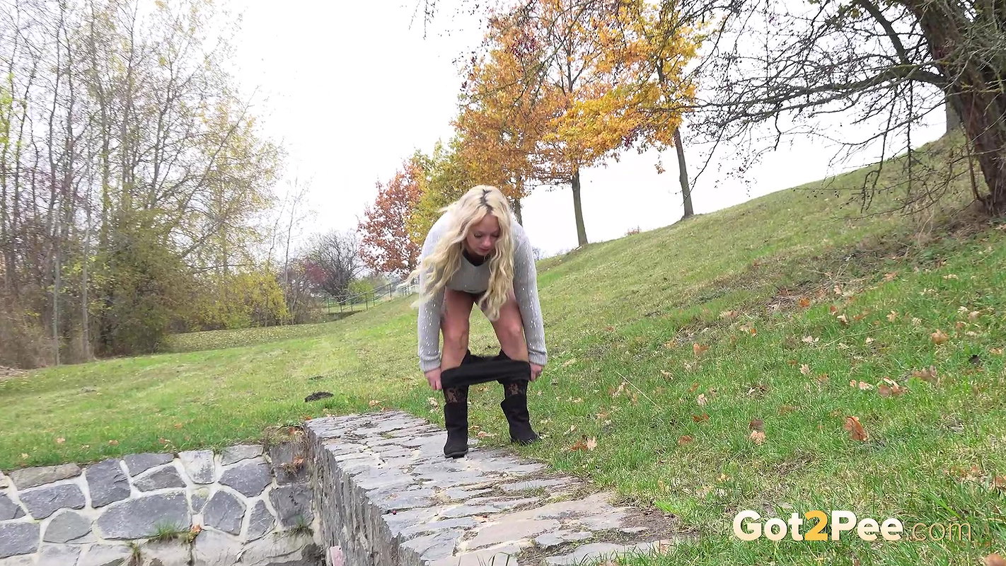 Hot Blonde Squats And Pees Over The Gras Got2pee