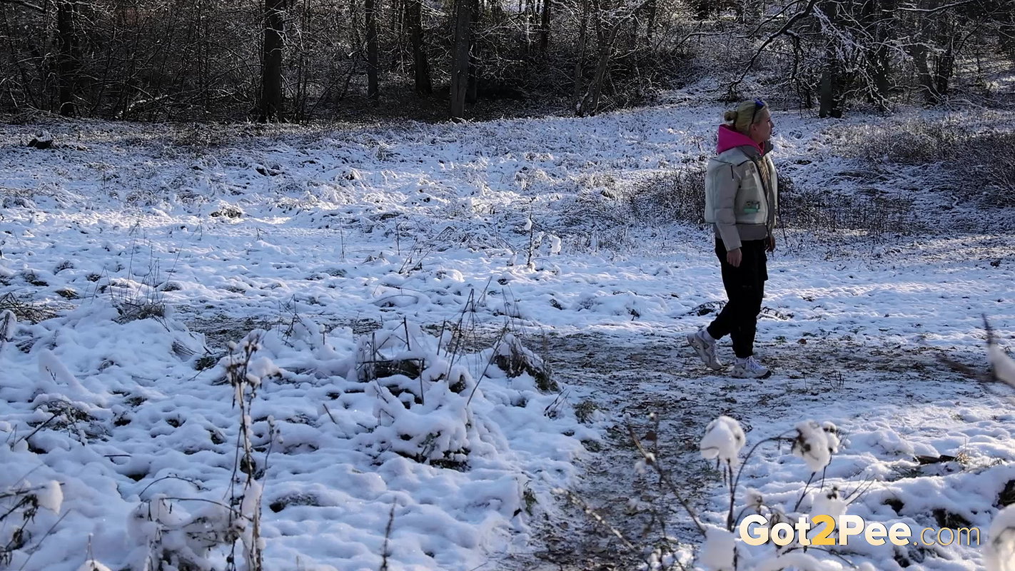 Hot Blonde Squats In Archway To Piss Got2pee
