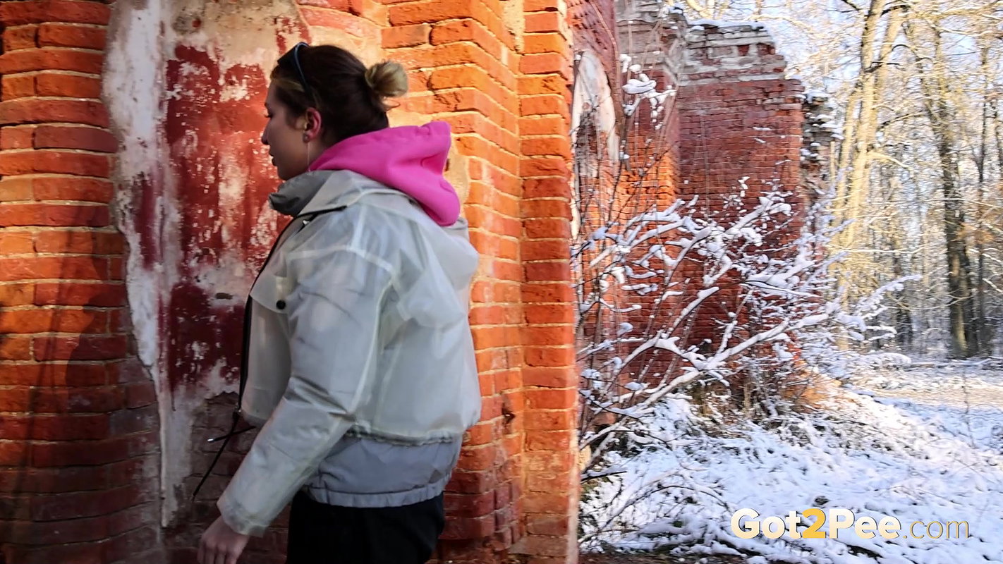 Hot Blonde Squats In Archway To Piss Got2pee