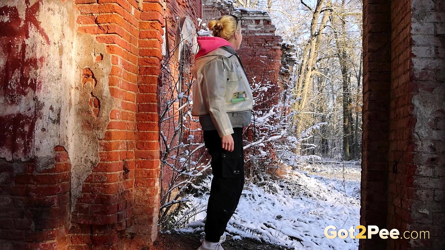 Hot Blonde Squats In Archway To Piss Got2pee