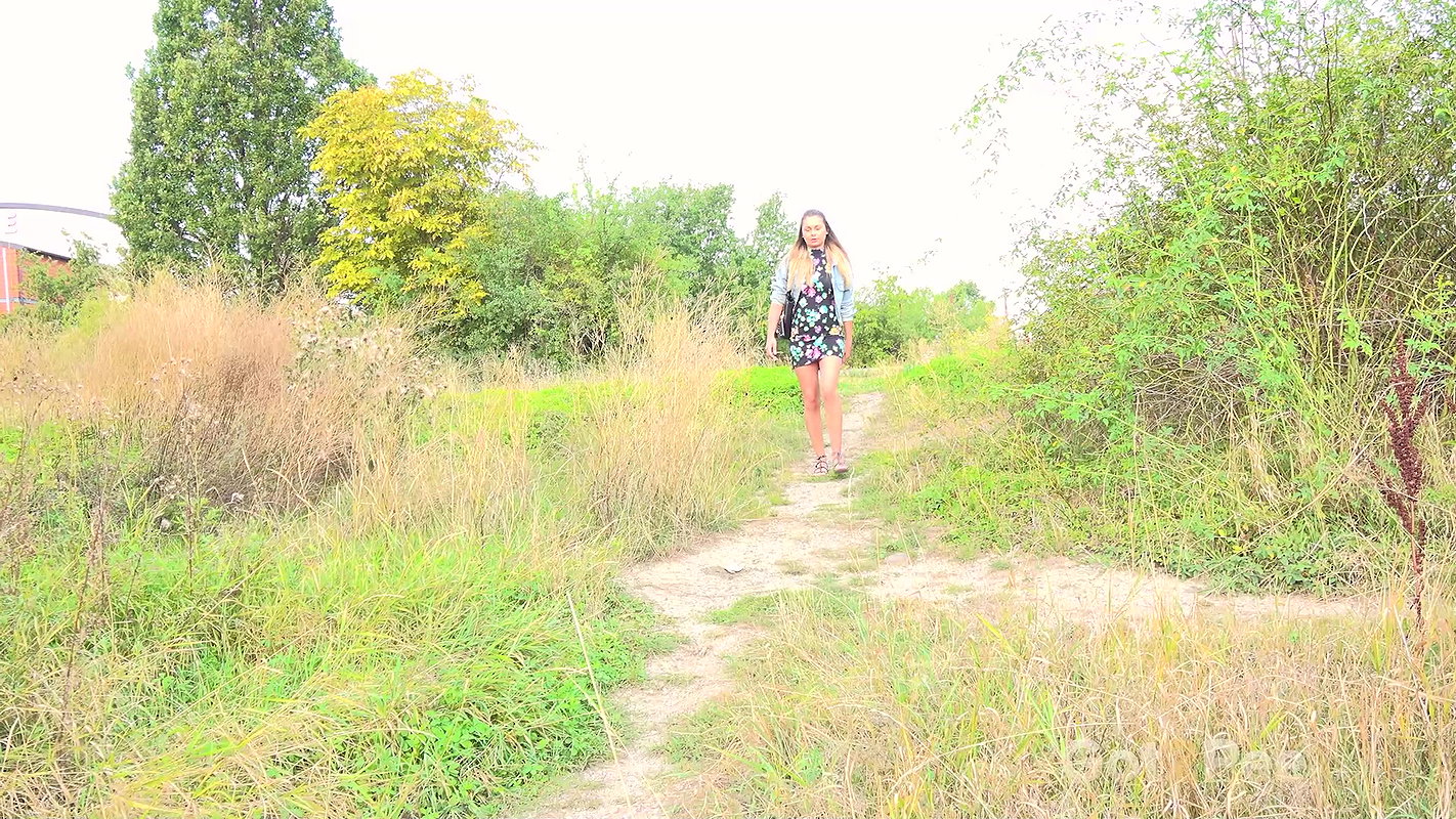 Hottie Pees In The Suburbs Got2pee