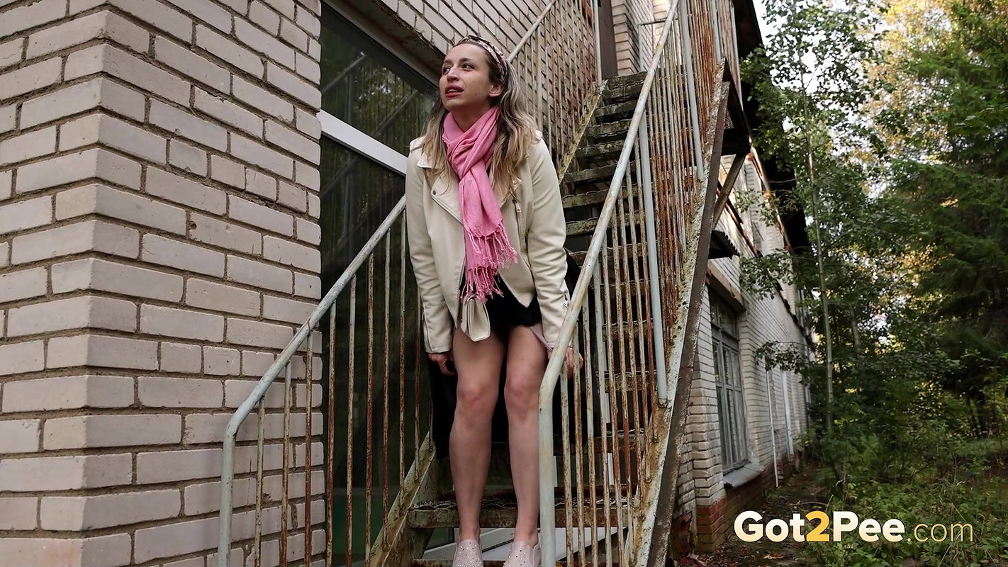 Katy Dee Squats On Steps Outside To Piss Got2pee