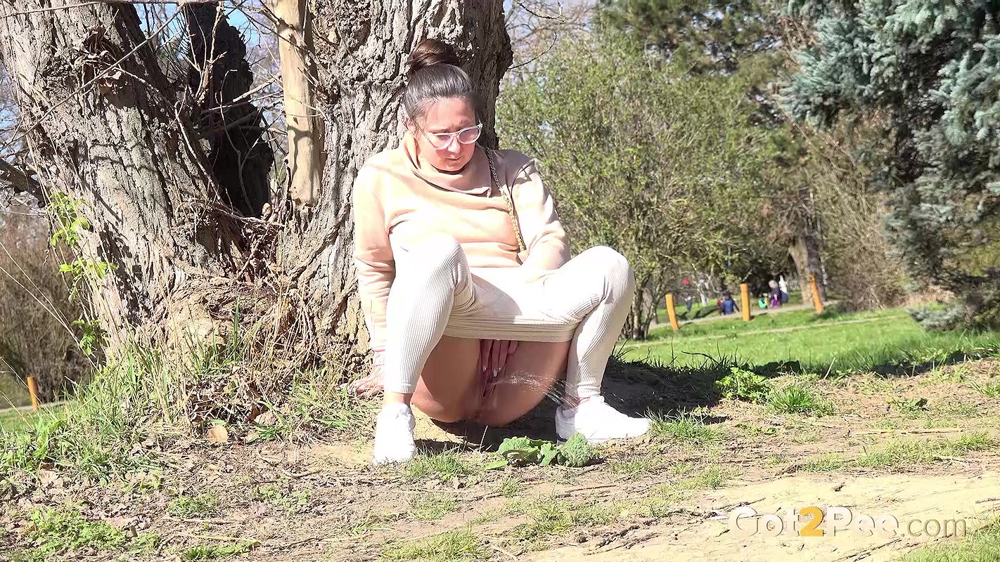Lara In Public 1080p Got2pee