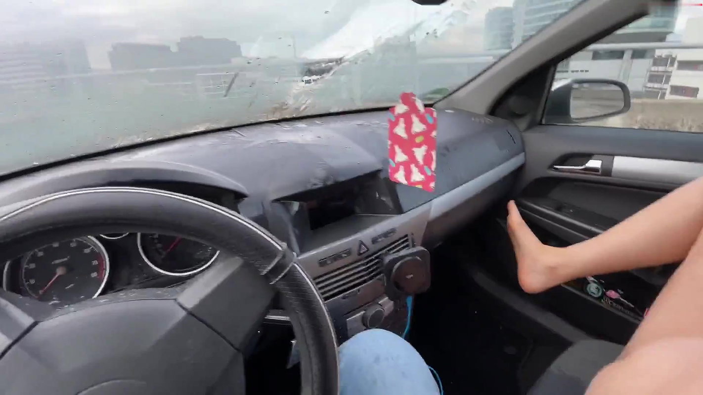 Laura Cat GEPISST im Auto Teil 2 JETZT NOCH KRASSER