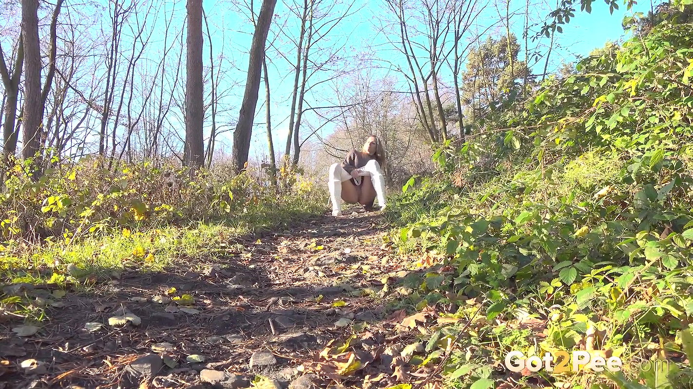 Leafy Business 1080p Got2Pee