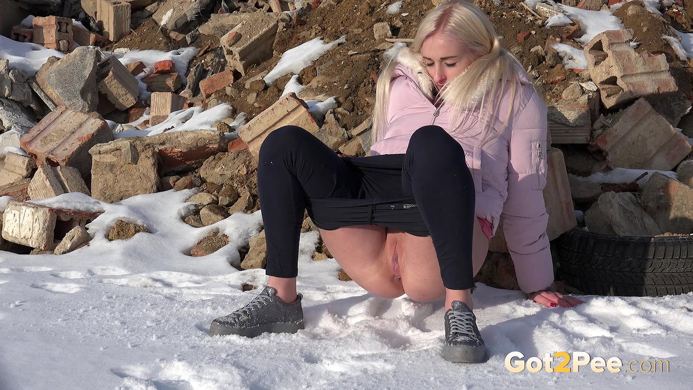 Leaning Back 1080p Got2Pee