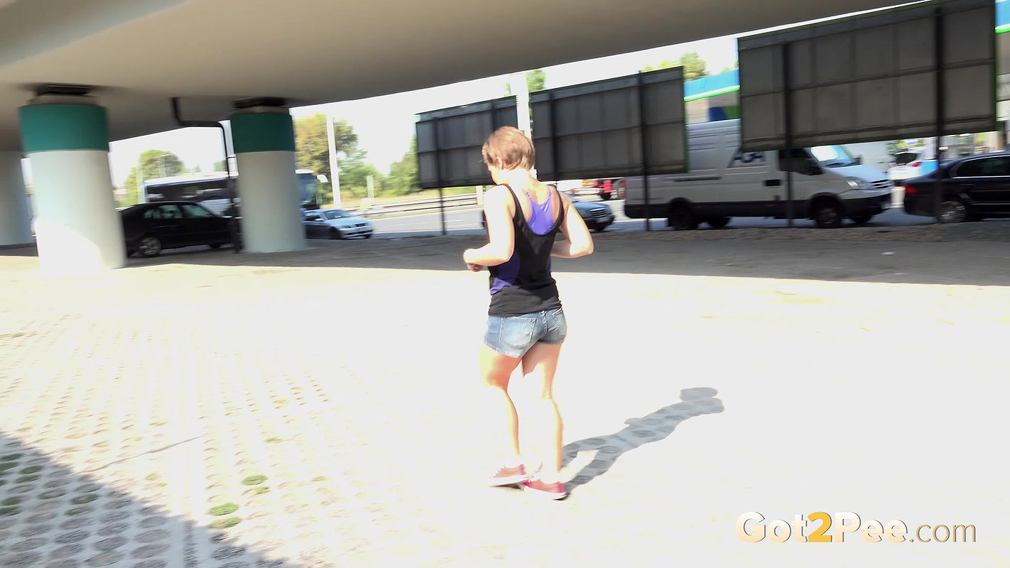 Looking Down 1080p Got2Pee mp4