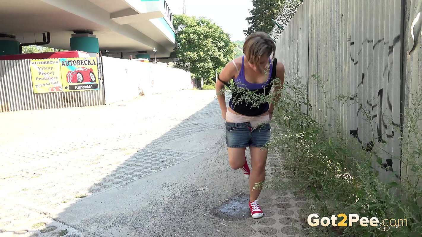 Looking Down 1080p Got2Pee mp4