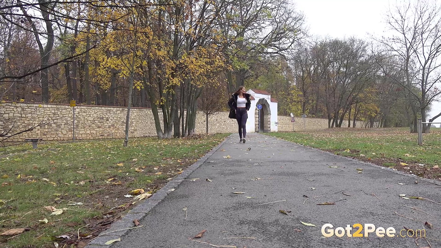 Maddi Black Squats On Grass To Piss Outside Got2pee