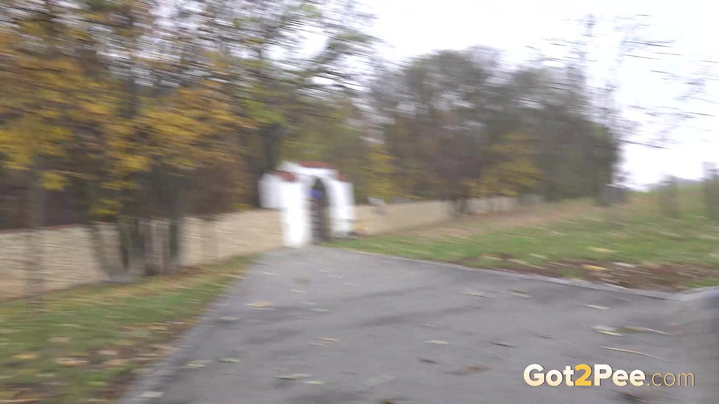 Maddi Black Squats On Grass To Piss Outside Got2pee