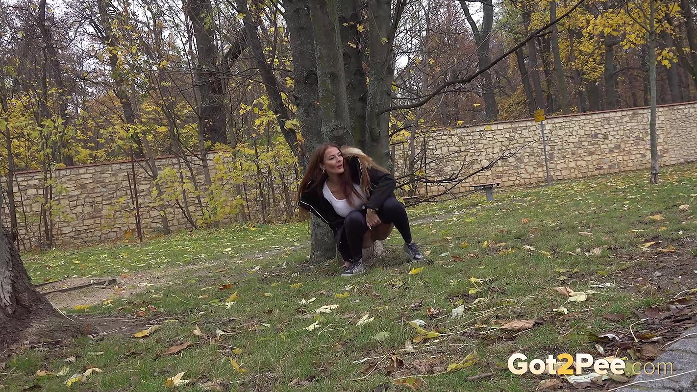 Maddi Black Squats On Grass To Piss Outside Got2pee