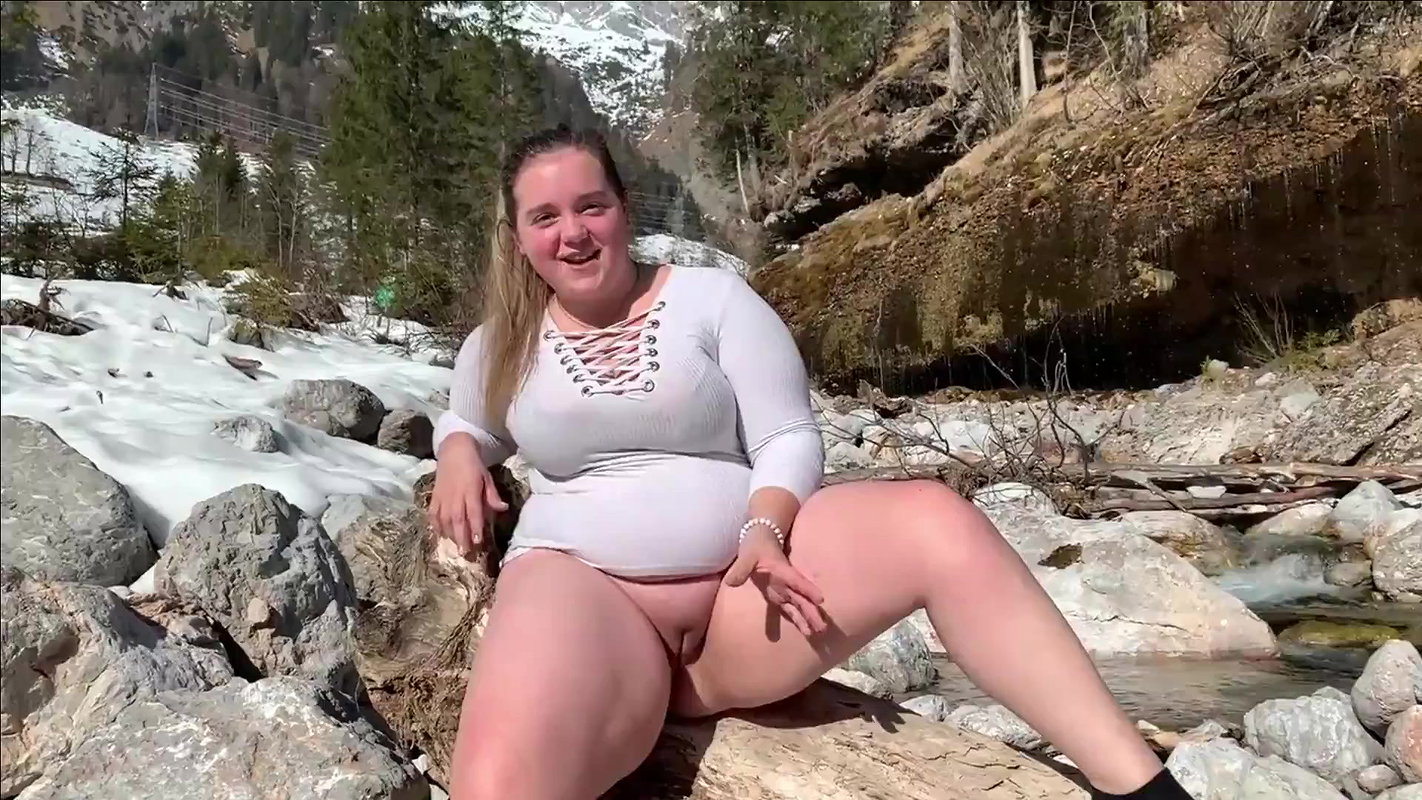 mberlyCaprice Outdoor Pissen auf einem Baumstamm