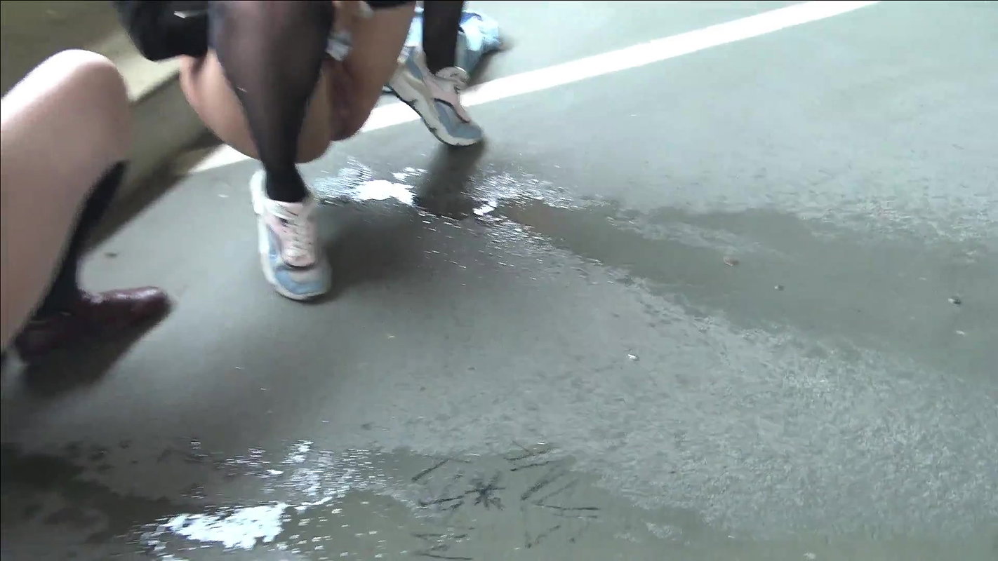 Mila Hase ffentliches Wettpissen Wer gewinnt