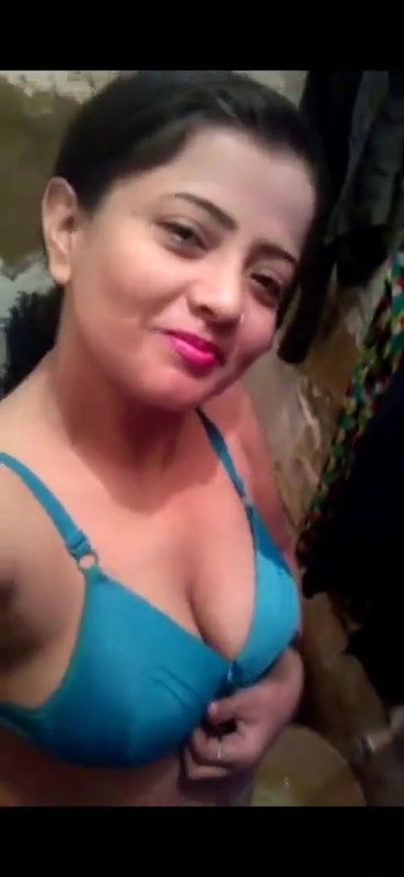 Desi Bhabhi Shows her Boobs