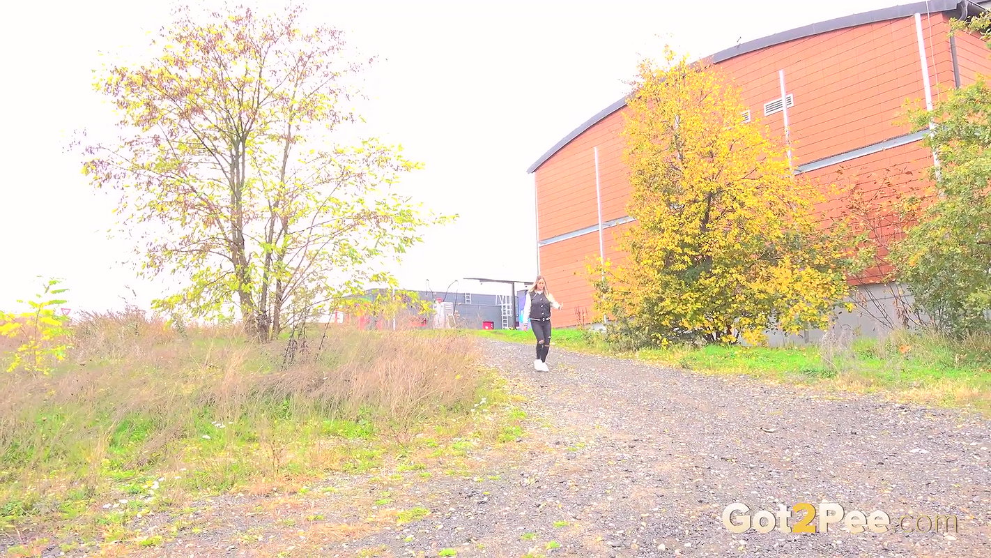 Naomi In Public 1080p Got2Pee