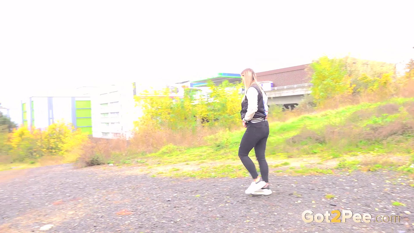 Naomi In Public 1080p Got2Pee