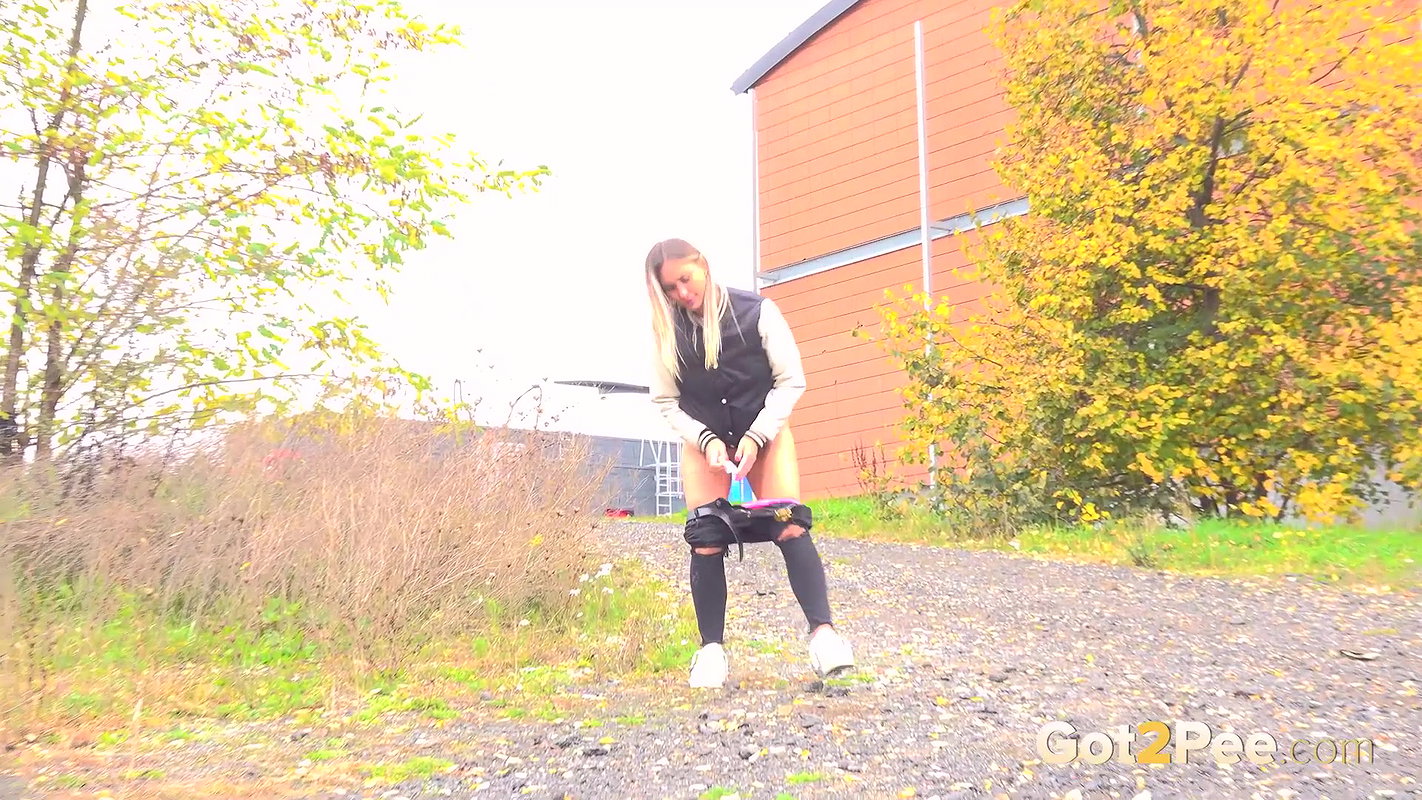 Naomi In Public 1080p Got2Pee