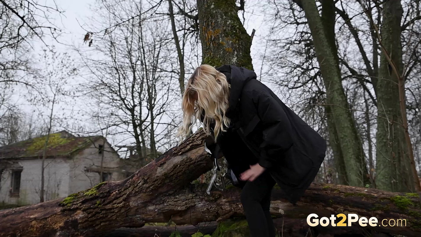 Nervous Squatter 1080p Got2Pee