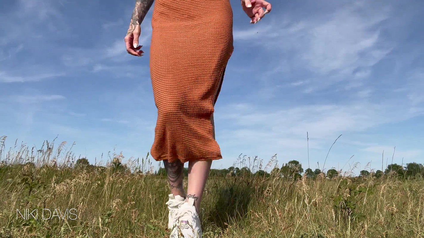 Niki Davis NS am Feldweg