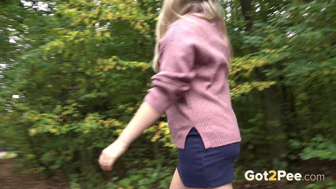 Nikki Dream Makes A Bubbly Pee Puddle Got2pee