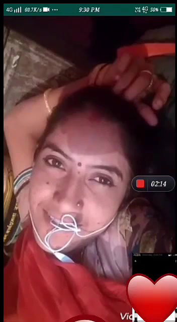 Beautiful bhabhi showing to lover