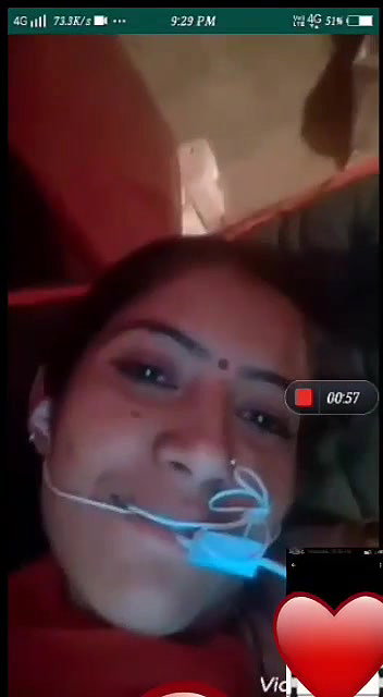 Beautiful bhabhi showing to lover