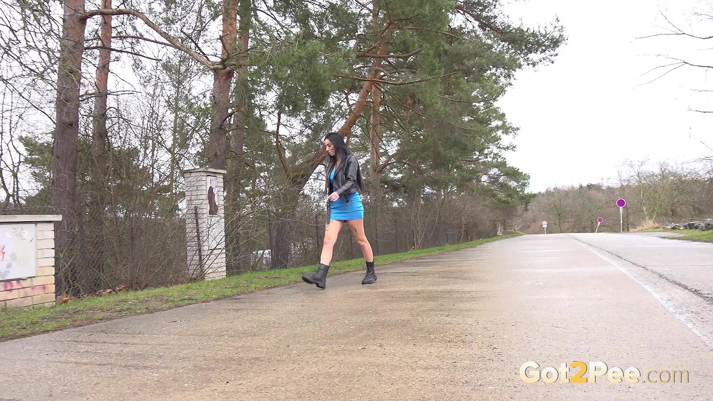 Raven Haired Shalina Shine Squats To Piss Outside Got2pee