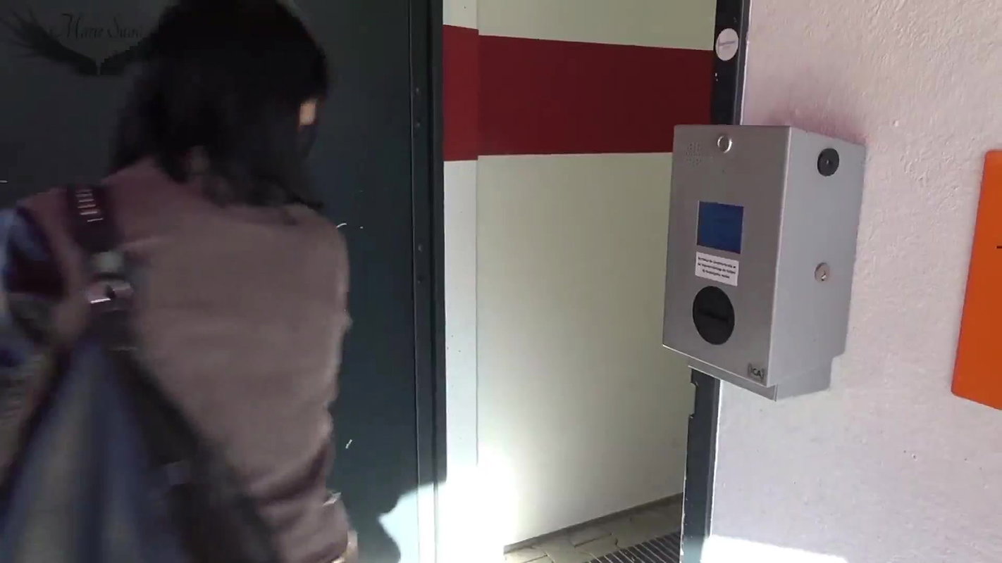 rie Saint Public los gepisst im geilen Wetlook und erwischt