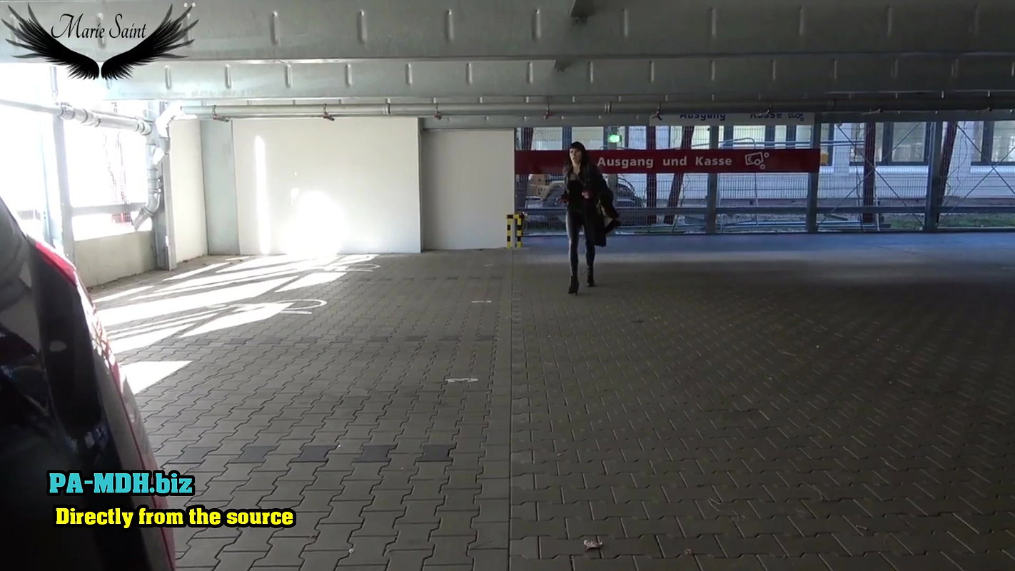 rie Saint Public los gepisst im geilen Wetlook und erwischt