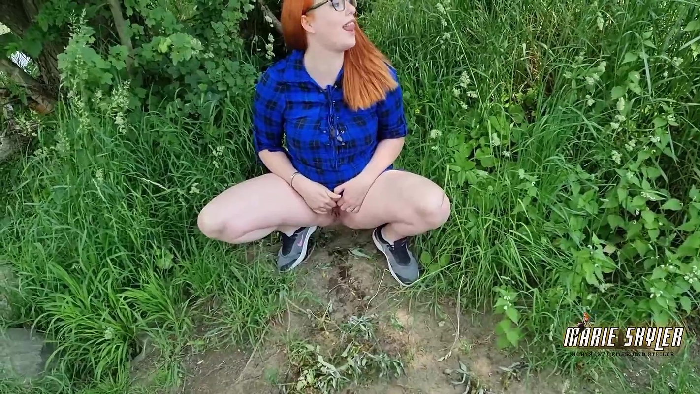 rie Skyler Mini Piss an der Sieg