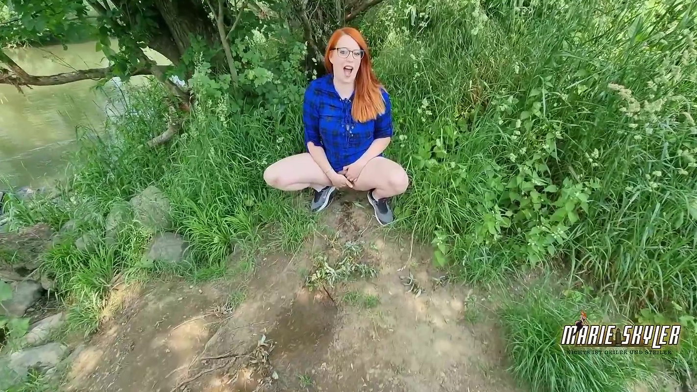 rie Skyler Mini Piss an der Sieg