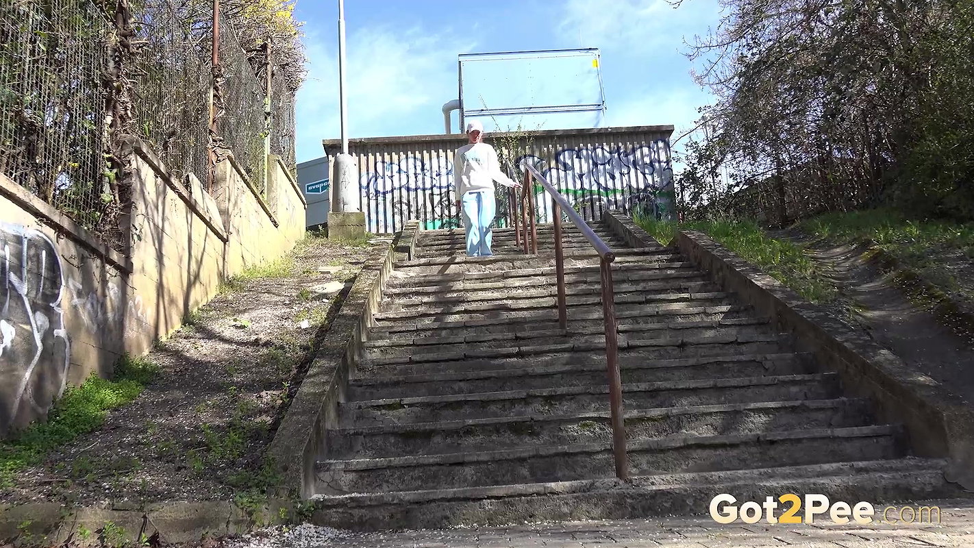 Rushing On The Steps 1080p Got2pee