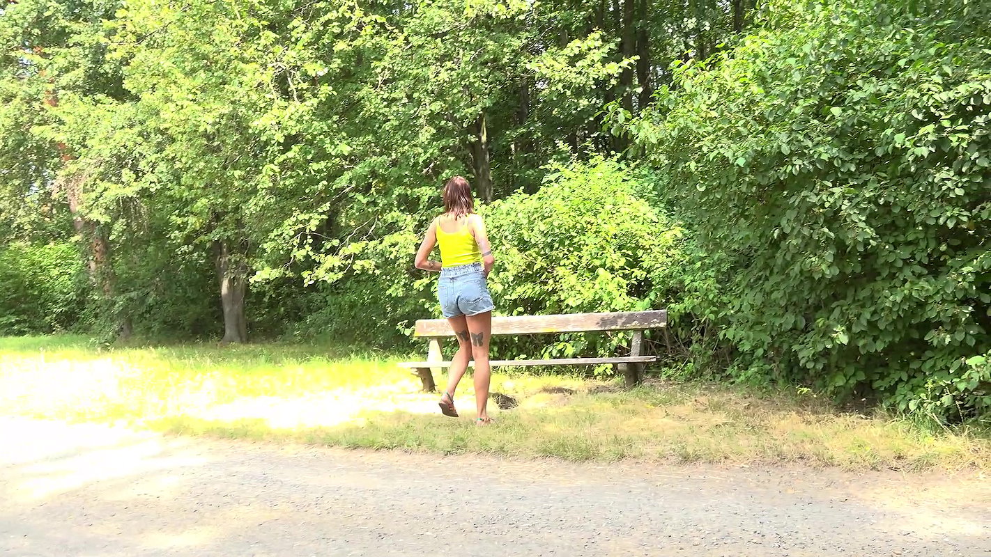 Spraying Over The Bench Got2Pee