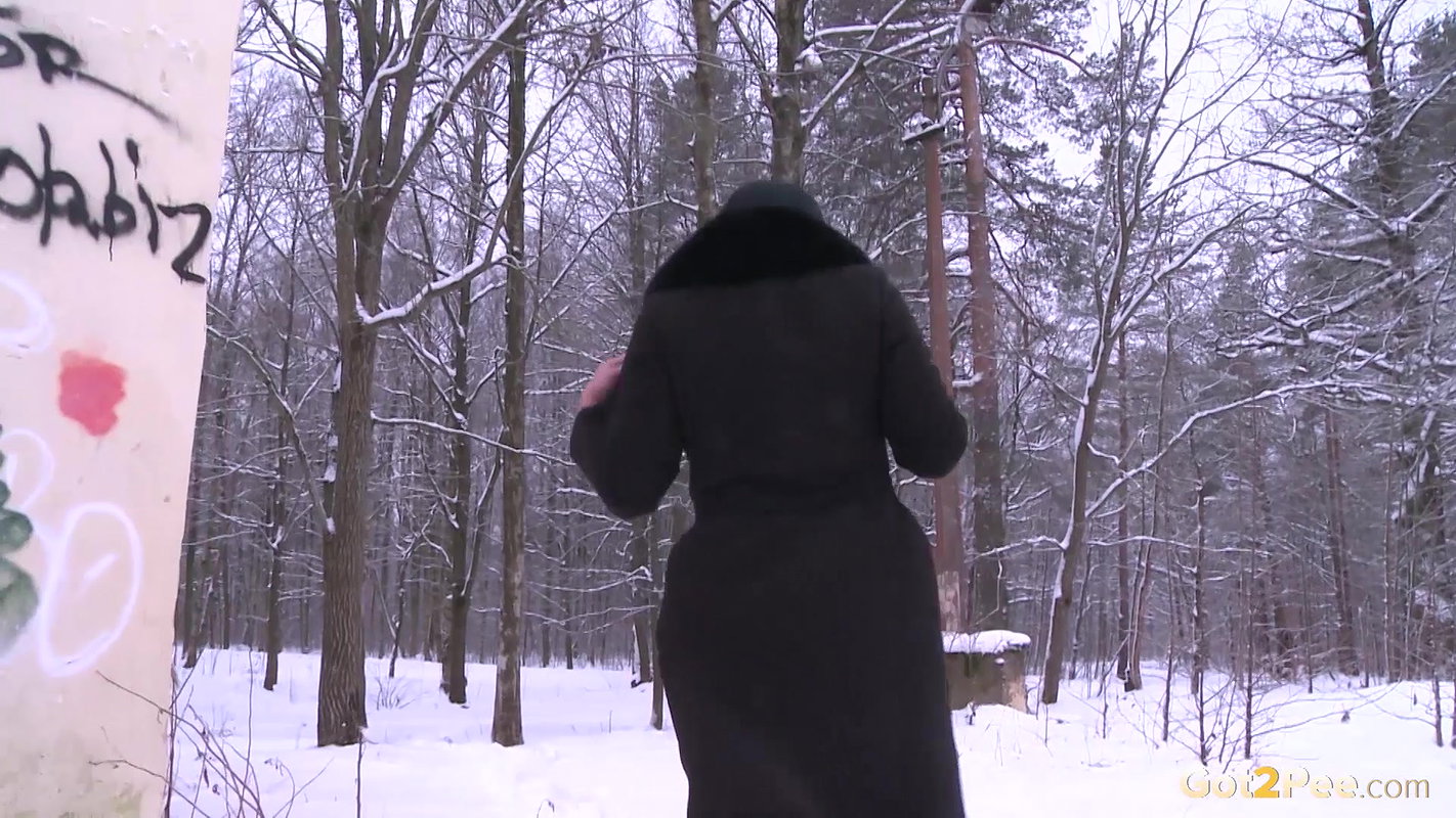 Squatting In Snow 1080p Got2pee