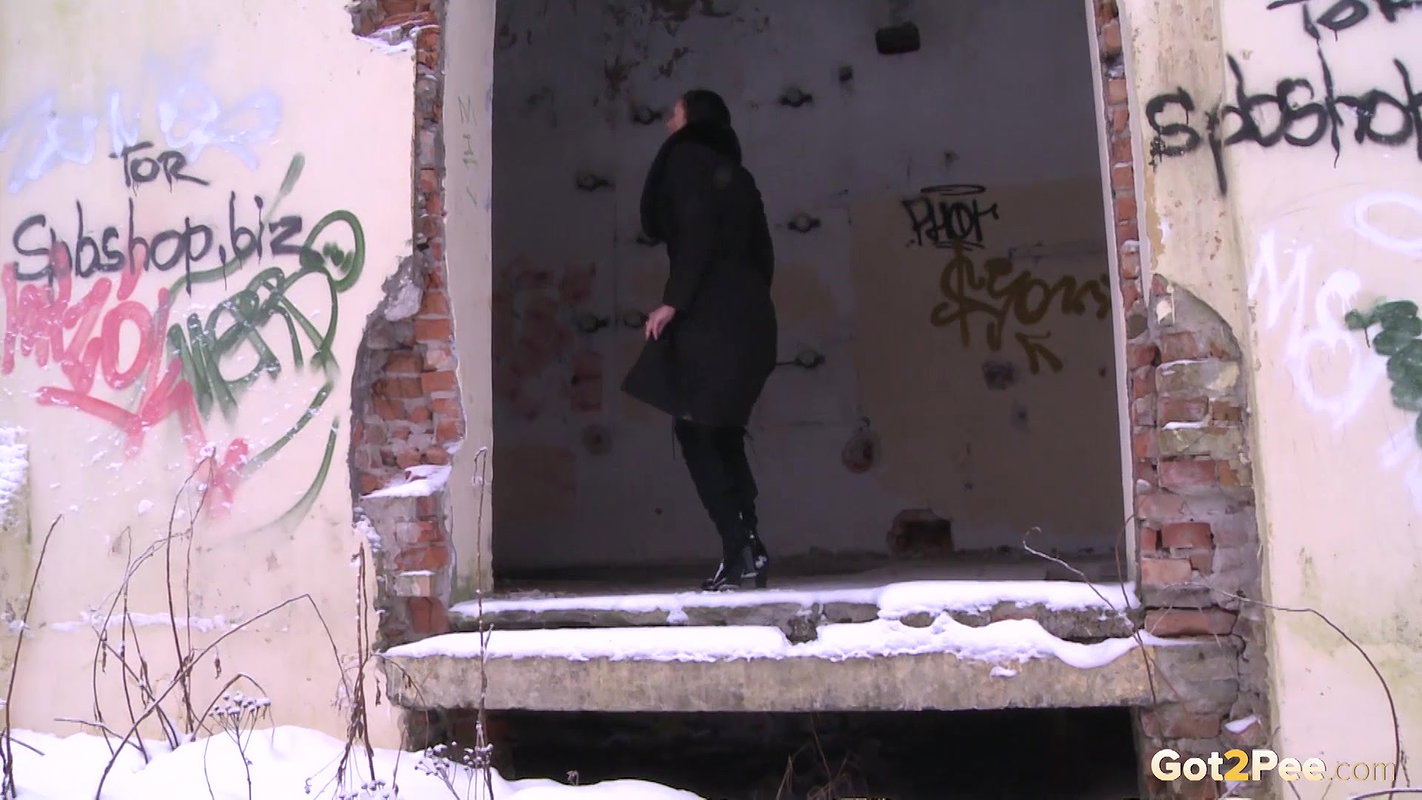 Squatting In Snow 1080p Got2pee