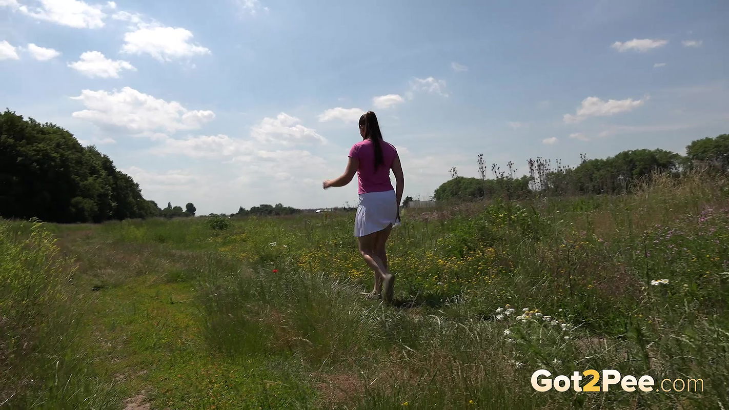 Squatting In The Long Grass 1080p Got2Pee