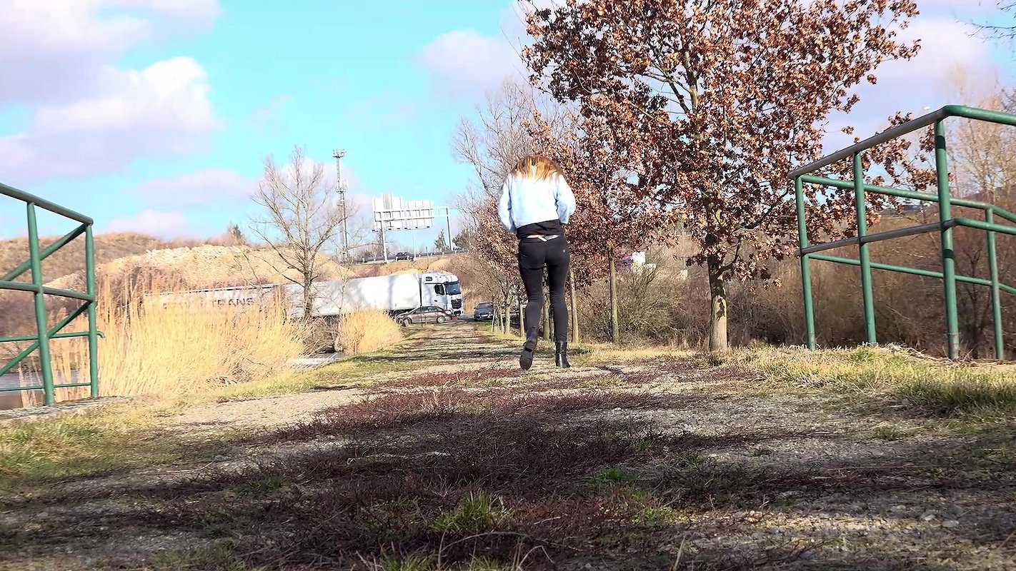 Squatting On A Stump 1080p Got2Pee Com