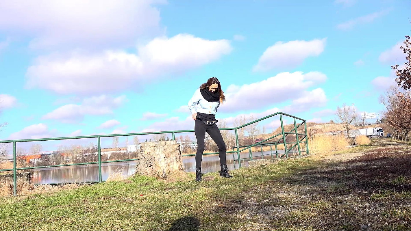 Squatting On A Stump 1080p Got2Pee Com