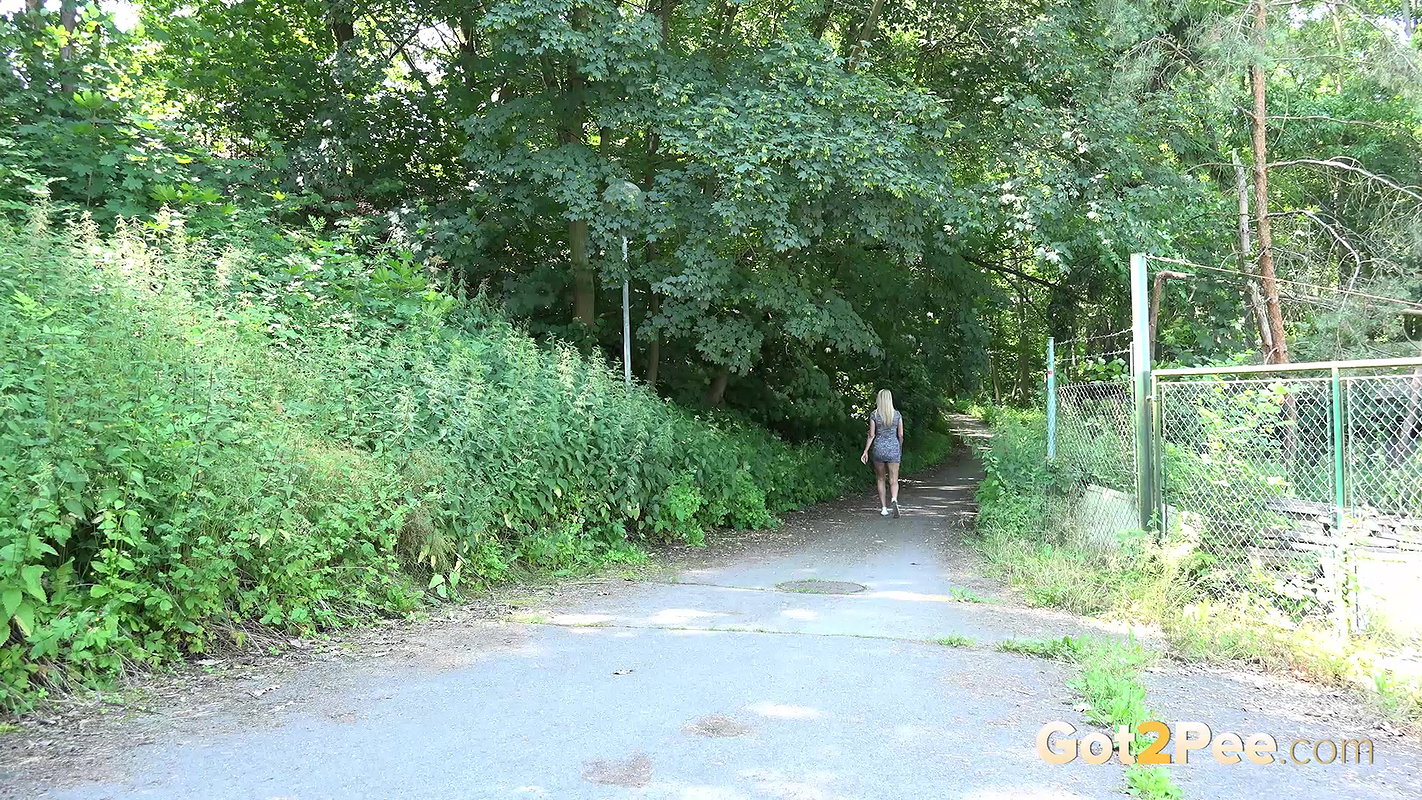 Standing Blonde 1080p Got2Pee mp4