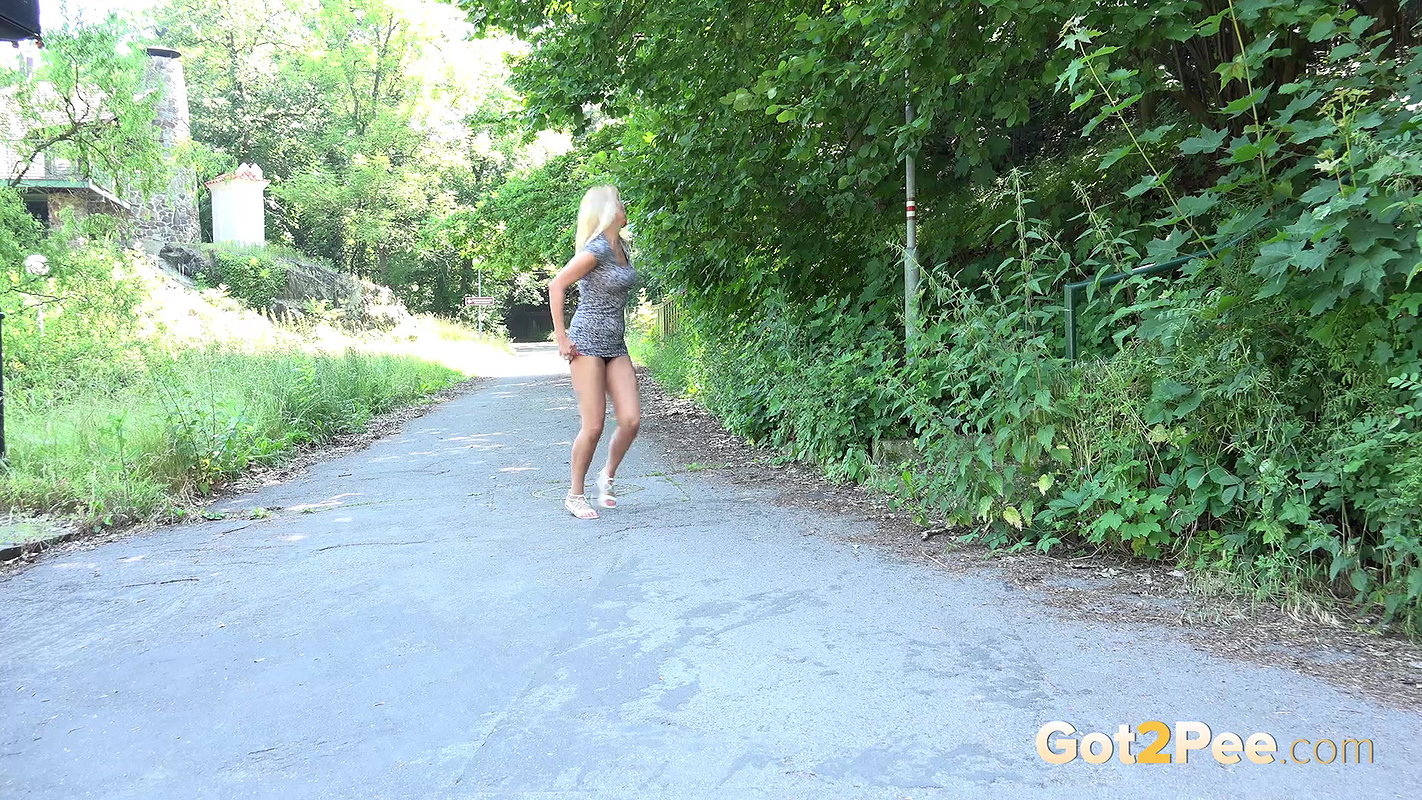 Standing Blonde 1080p Got2Pee mp4