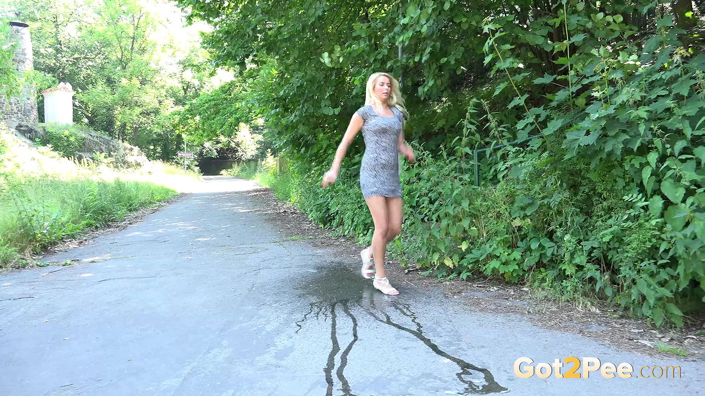 Standing Blonde 1080p Got2Pee mp4